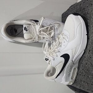 EUC! Women's Nike Air Max Excee Size 7 White and Black